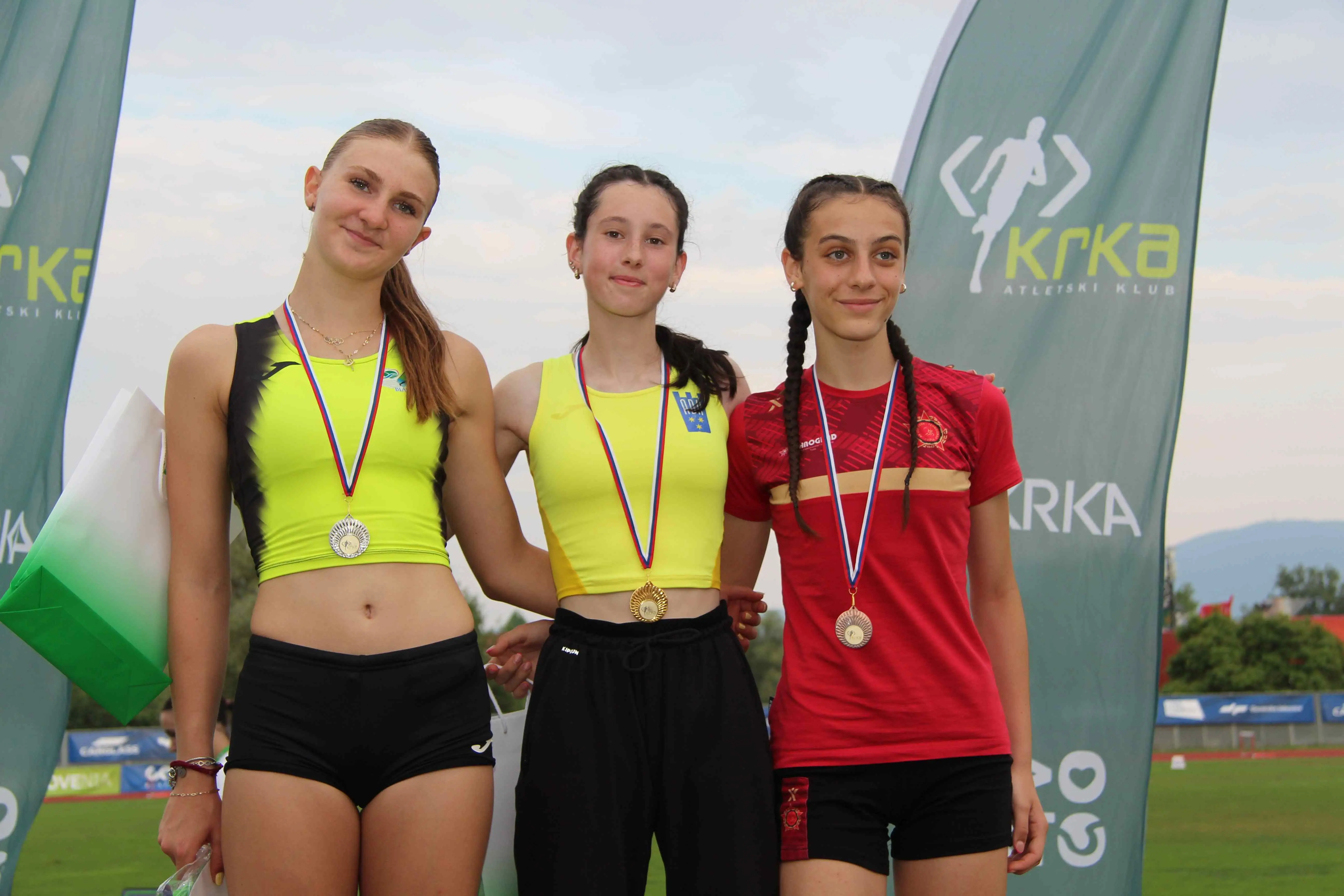 31783098267pionirke U16  600 m.webp-atletskimiting-nm.si